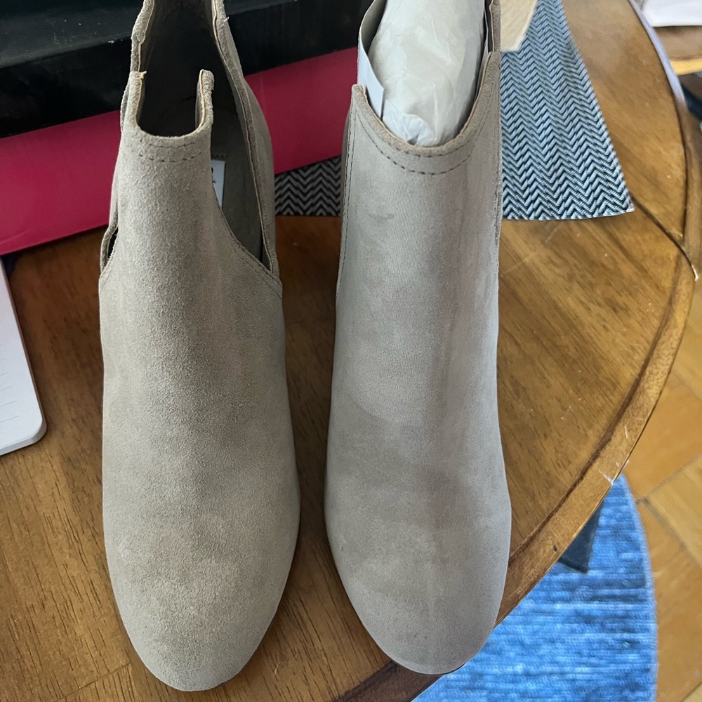 Steve Madden new in box Naomi Taupe
Size 8